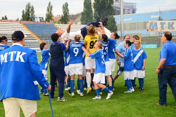 Bajnokcsapat - Éremátadás és ünneplés (2012. 06. 09.)