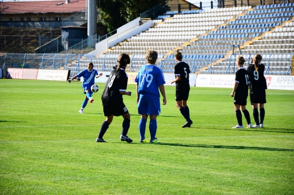 A labdával Vágó Fanny, előtérben Pádár Anita