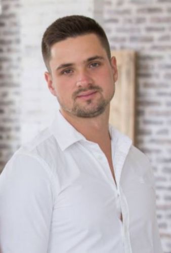 Karvalics Ákos